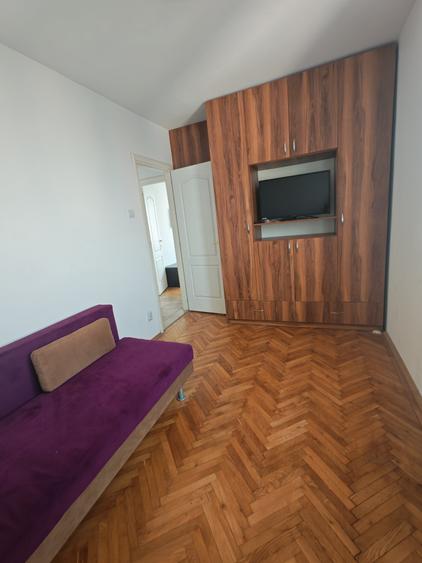 Apartament cu 3 camere semidecomandat în Calea Victoriei