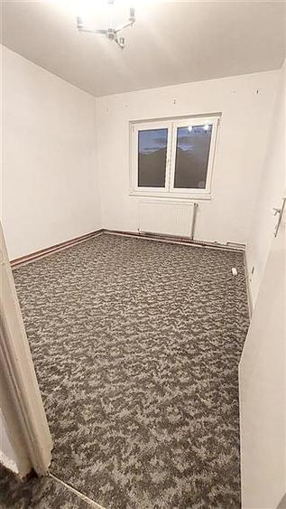 Apartament cu 4 camere semidecomandat în Centrul Civic