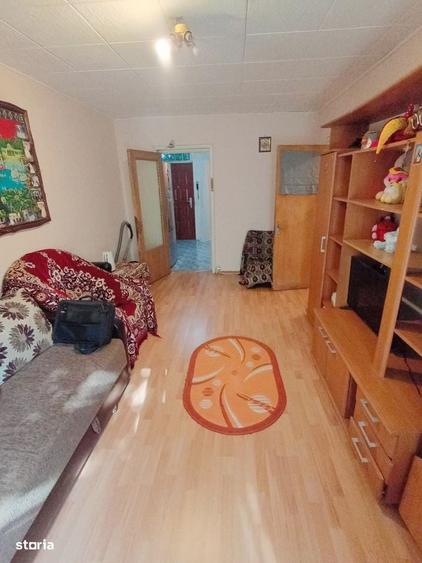 Apartament cu 3 camere semidecomandat în Păcii
