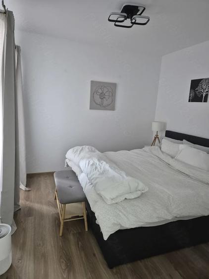 Apartament cu 3 camere semidecomandat în Aradului