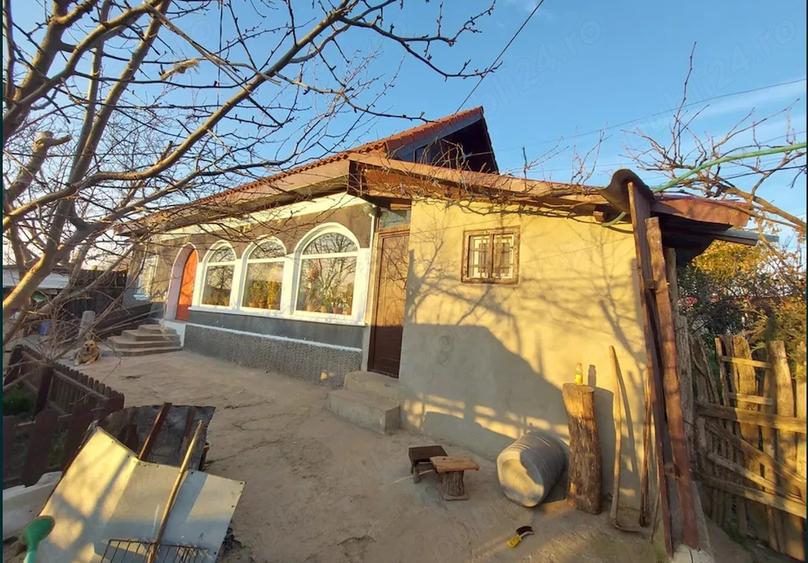 Casă cu 3 camere cu Teren 1500 Mp în Topalu