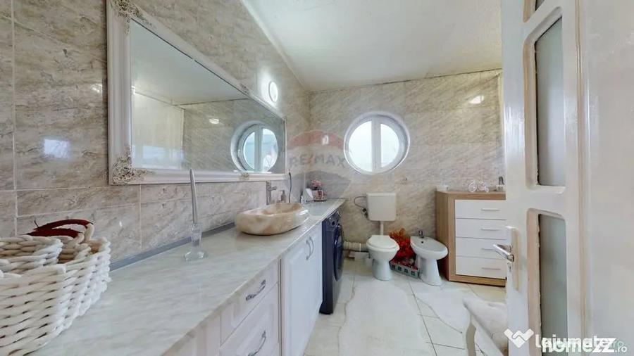 Casă cu 7 camere cu Teren 1075 Mp în Cristian