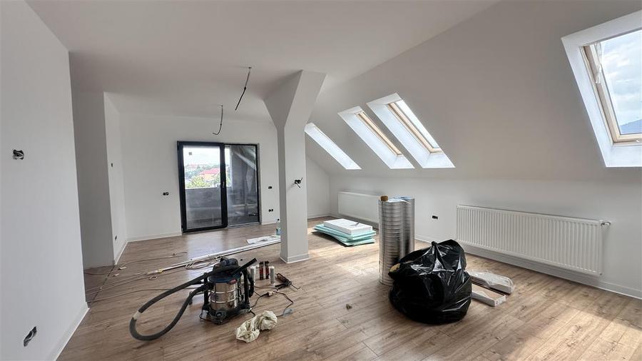 Apartament cu 3 camere decomandat în Tractorul