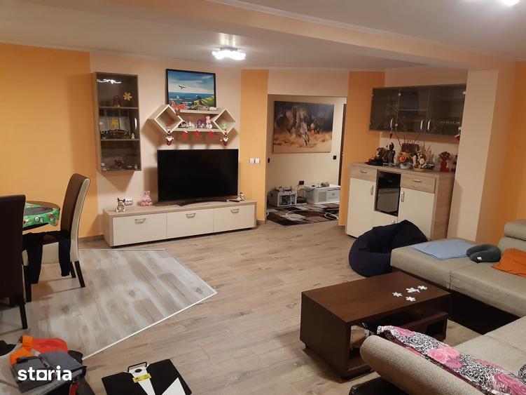Casă cu 7 camere cu Teren 1702 Mp în Groși