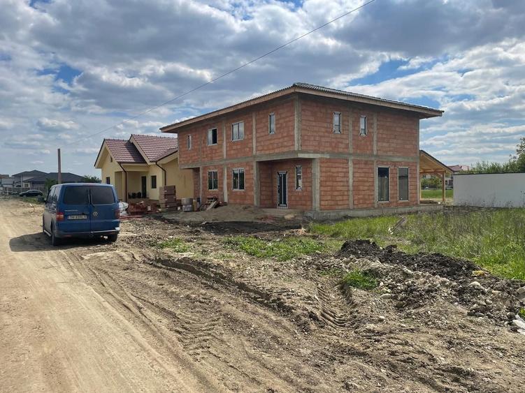 Duplex cu 8 camere cu Canalizare în Giarmata-Vii