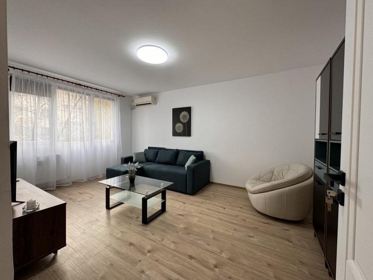 Apartament cu 3 camere decomandat, mobilat în Titan