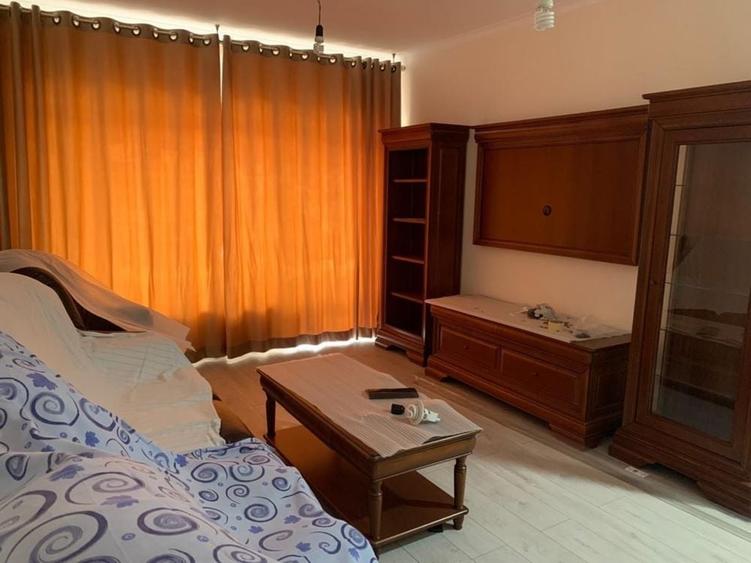 Apartament cu 3 camere decomandat în Exterior Vest