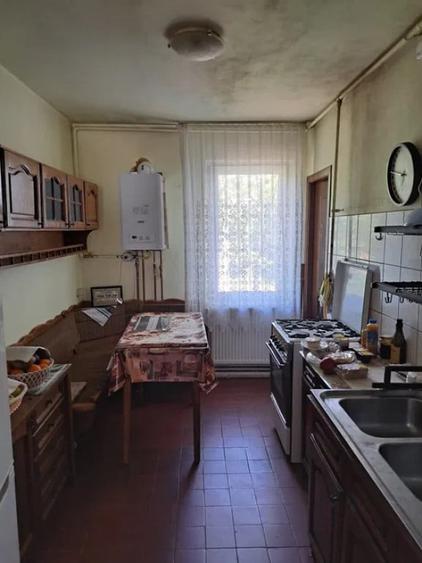 Apartament cu 3 camere decomandat în Rovine