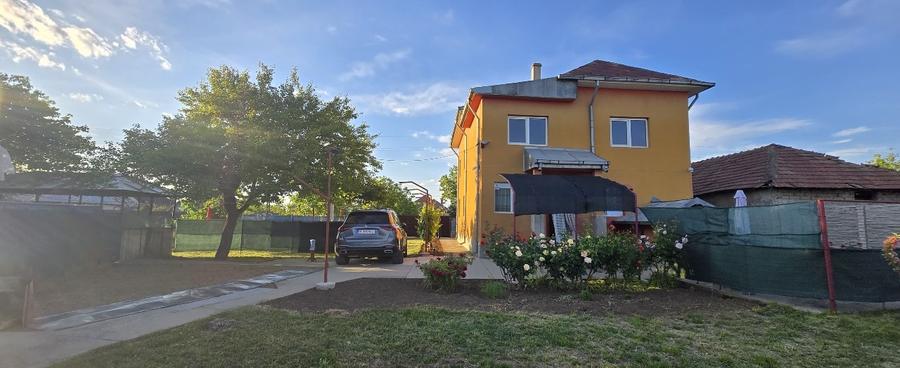 Casă individuală cu 5 camere cu Canalizare în Central