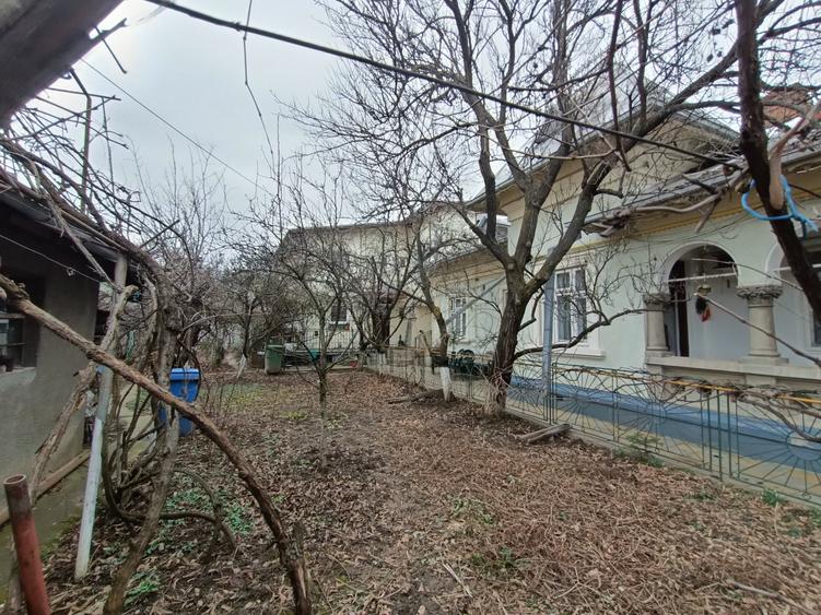 Casă individuală cu 8 camere cu Canalizare în Dămăroaia