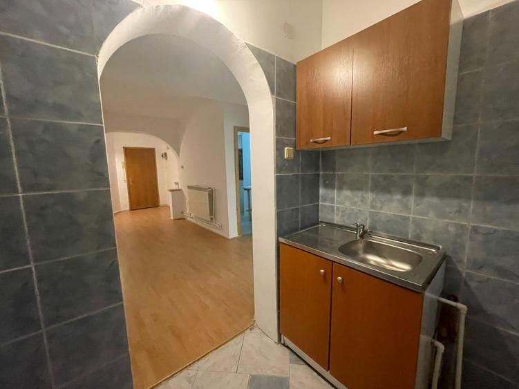 Apartament cu 3 camere semidecomandat în 1 Mai