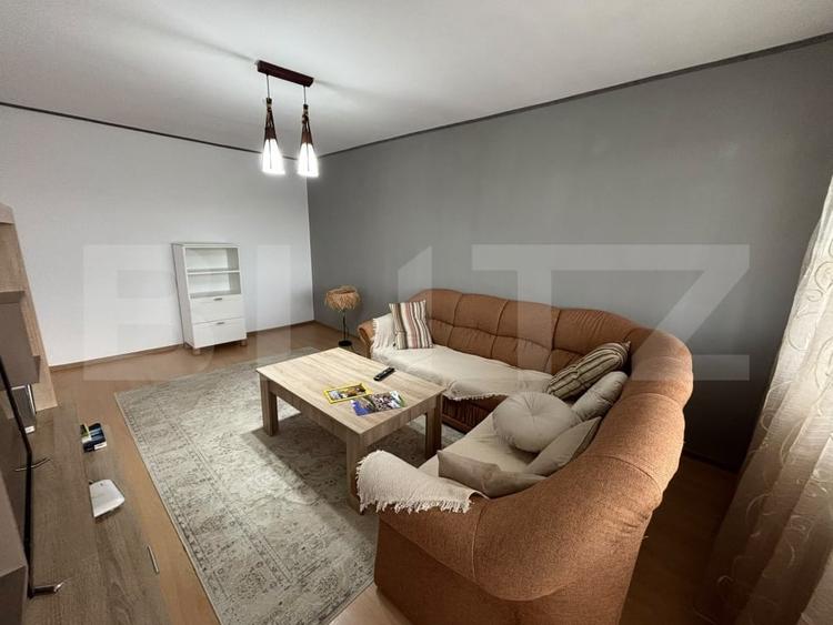 Apartament cu 3 camere decomandat, mobilat în Micro 6