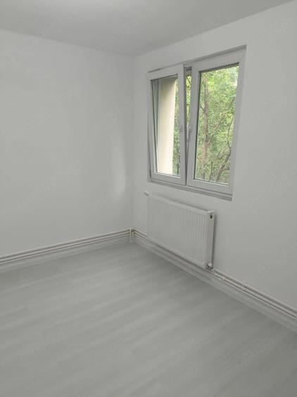 Apartament cu 3 camere semidecomandat în Berceni