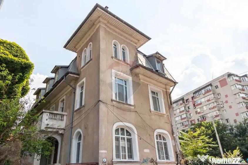 Casă cu 7 camere cu Teren 140 Mp în P-ța Victoriei