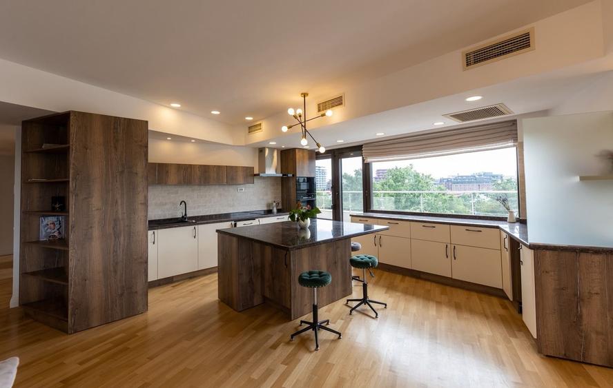 Apartament cu 4 camere decomandat în Herăstrău