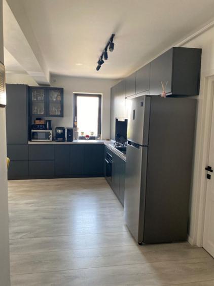Apartament cu 3 camere semidecomandat în Grigorescu