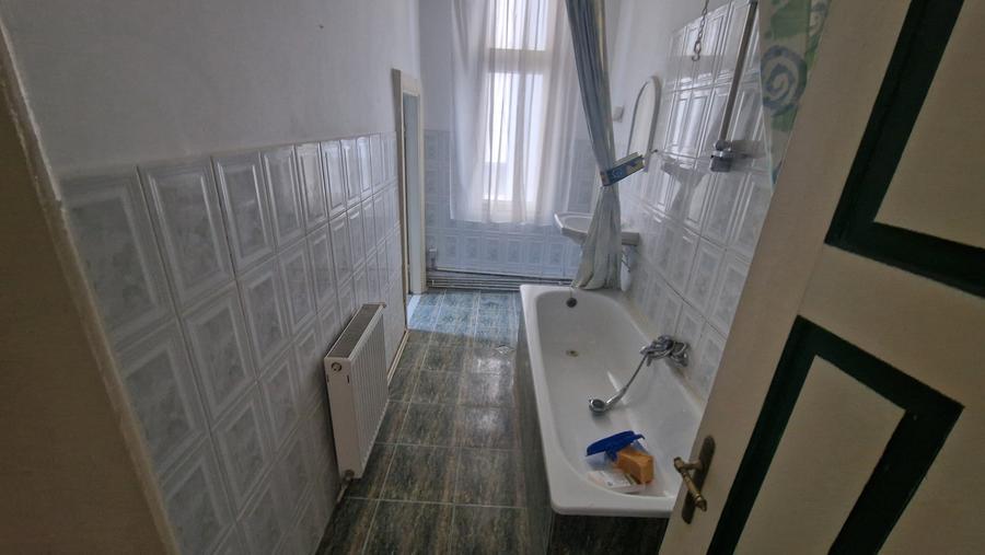 Casă cu 4 camere cu Canalizare în Central