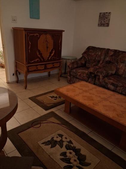 Apartament cu 3 camere decomandat, mobilat în P-ța Victoriei