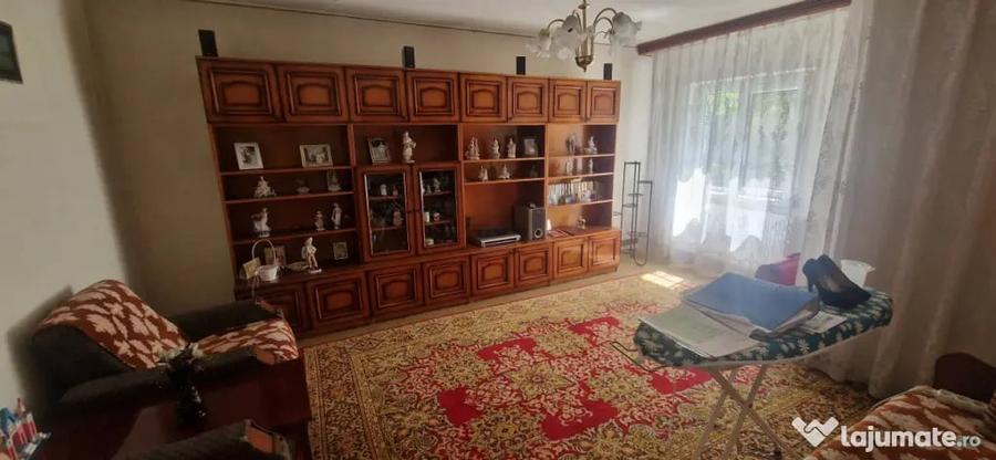 Apartament cu 3 camere decomandat în 1 Mai