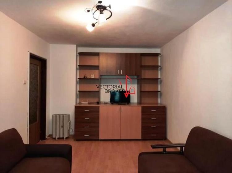 Garsonieră decomandată în Titan