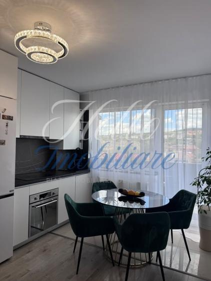 Apartament cu 3 camere semidecomandat în Dâmbul Rotund