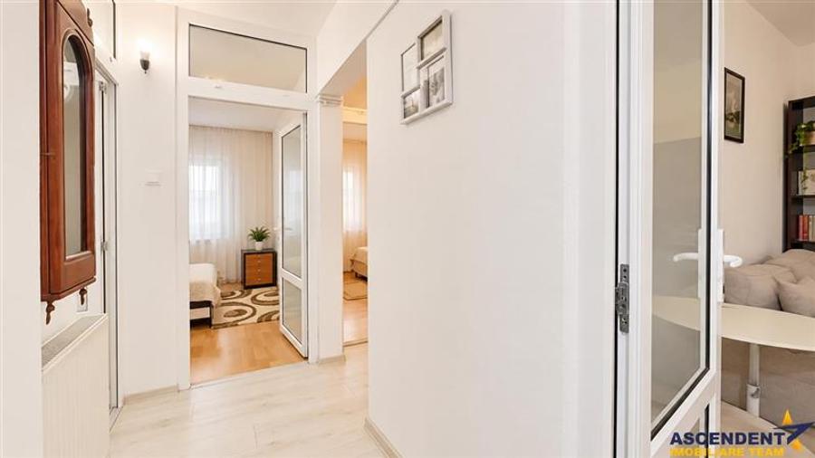 Apartament cu 3 camere decomandat, mobilat în Tractorul