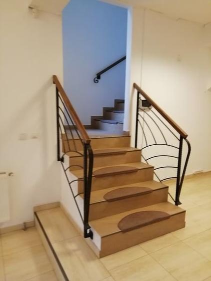 Casă individuală cu 7 camere cu Canalizare în Barbu Văcărescu