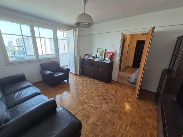 Apartament cu 3 camere semidecomandat în P-ța Muncii