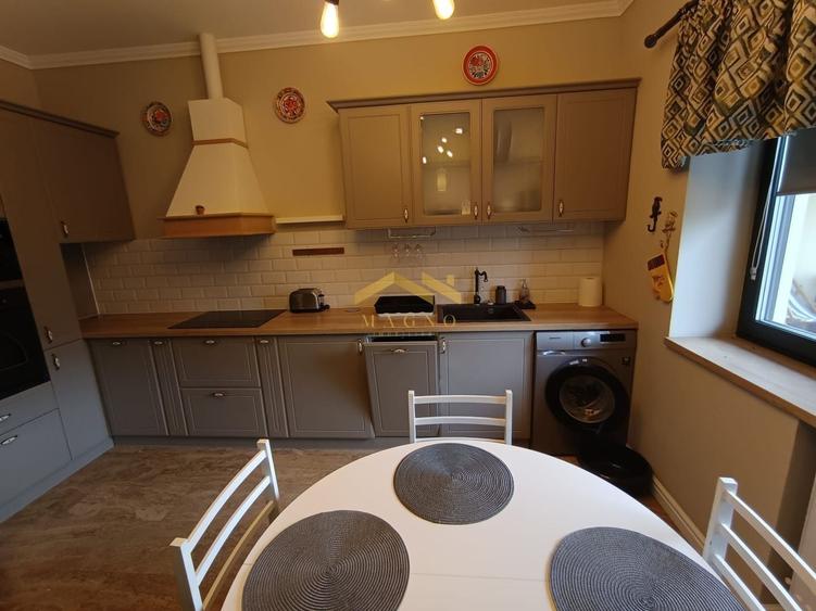 Apartament cu 3 camere decomandat, mobilat în Intim