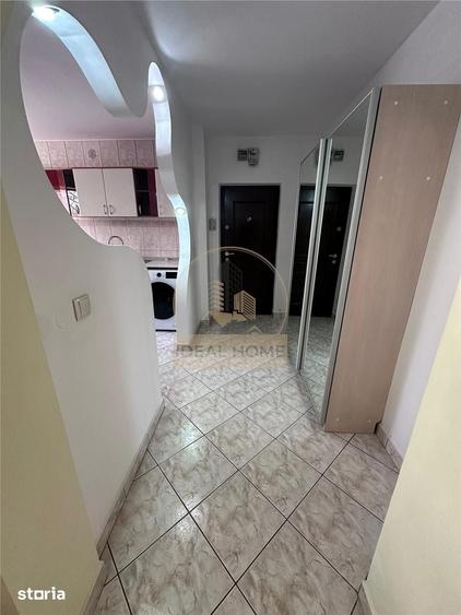 Apartament cu 3 camere semidecomandat în Podu Roș