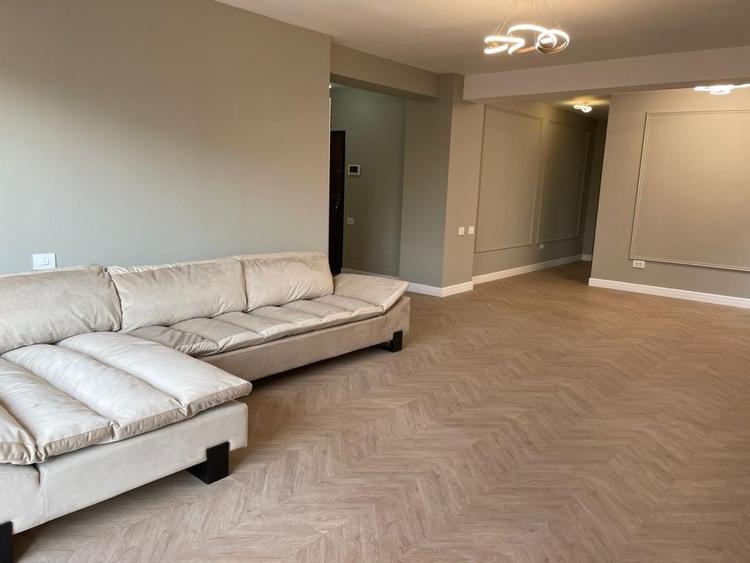 Apartament cu 4 camere semidecomandat în Arcul de Triumf