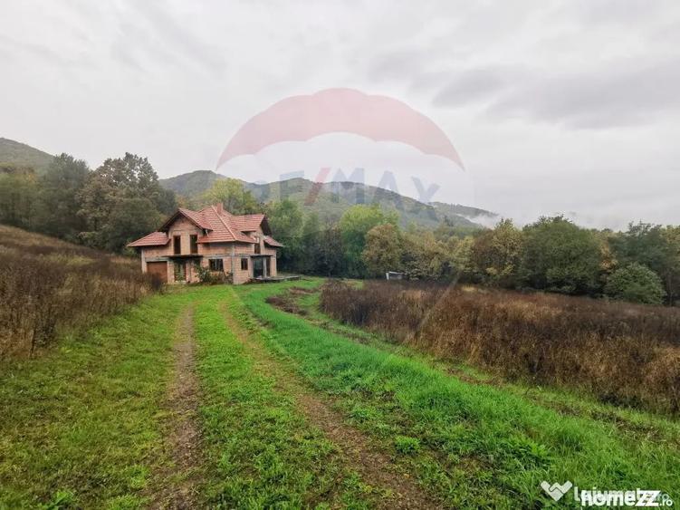 Casă cu 5 camere cu Teren 6400 Mp în Copalnic
