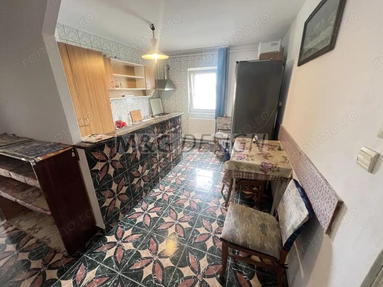Apartament cu 3 camere decomandat în Girocului