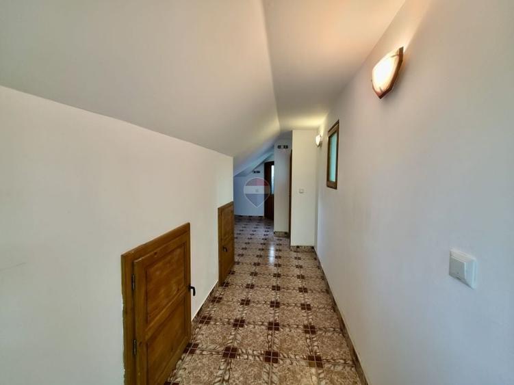 Casă individuală cu 15 camere cu Teren 1092 Mp în Câmpinița