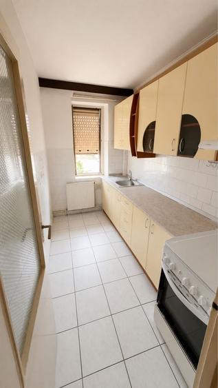 Apartament cu 3 camere decomandat în Exterior Vest
