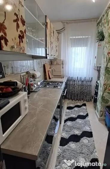 Apartament cu 3 camere semidecomandat în Tătărași