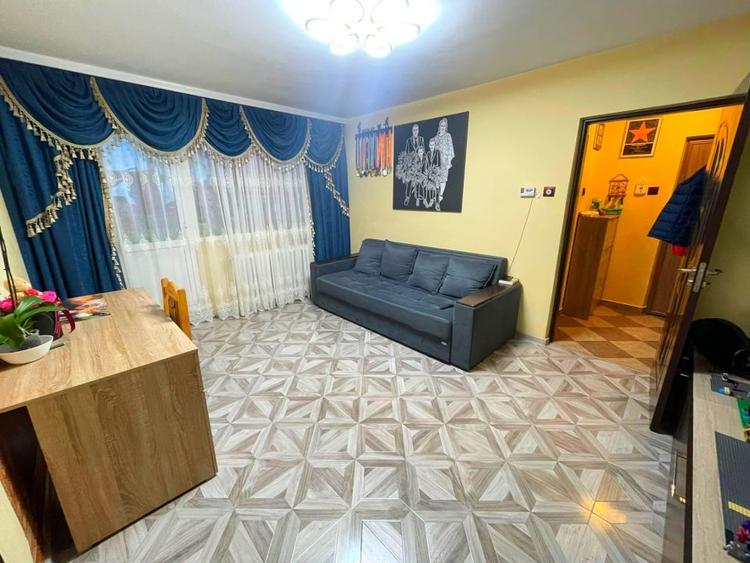 Apartament cu 2 camere semidecomandat, mobilat în Podul de Piatră
