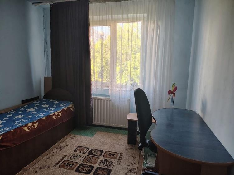 Apartament cu 3 camere semidecomandat în Ghencea