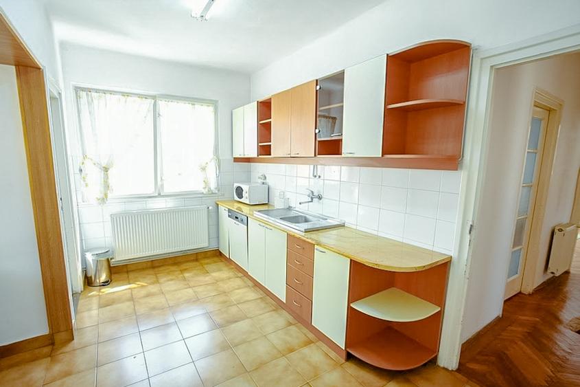 Apartament cu 3 camere decomandat în Centrul Istoric