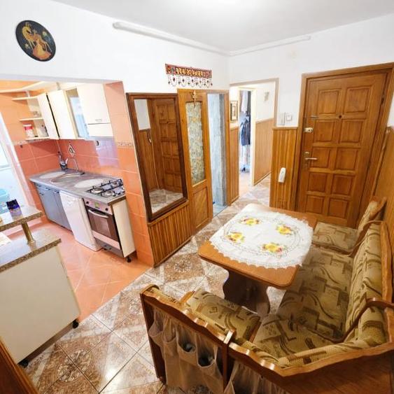 Apartament cu 3 camere decomandat în Astra