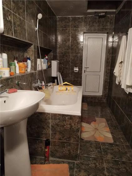 Casă cu 6 camere cu Teren 5600 Mp în Golești