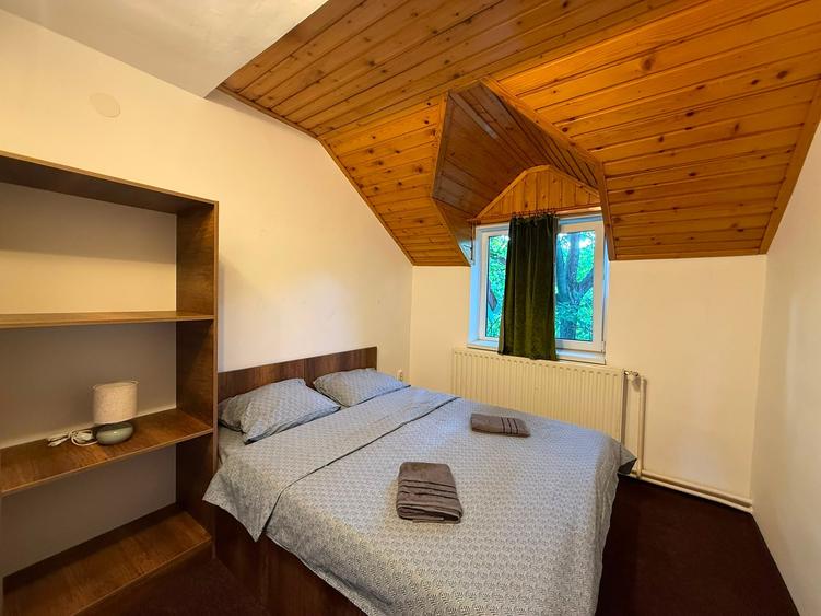 Casă individuală cu 30 camere cu Canalizare în Ultracentral