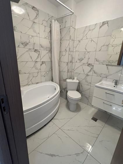 Apartament cu 3 camere decomandat în Roșu
