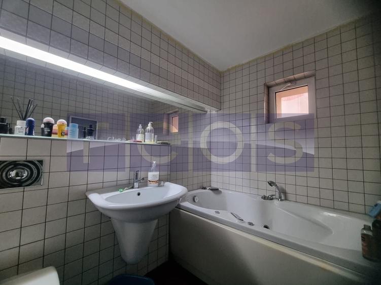 Apartament cu 3 camere semidecomandat, mobilat în Vitan