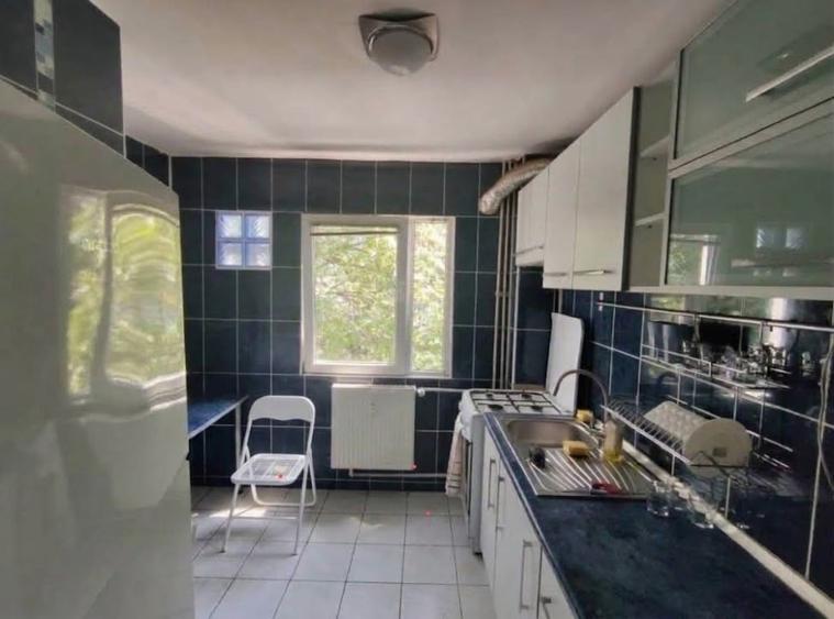 Apartament cu 3 camere semidecomandat, mobilat în Gorjului