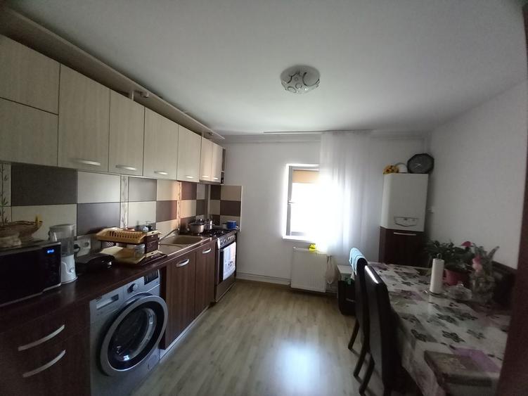 Apartament cu 2 camere decomandat în Tractorul