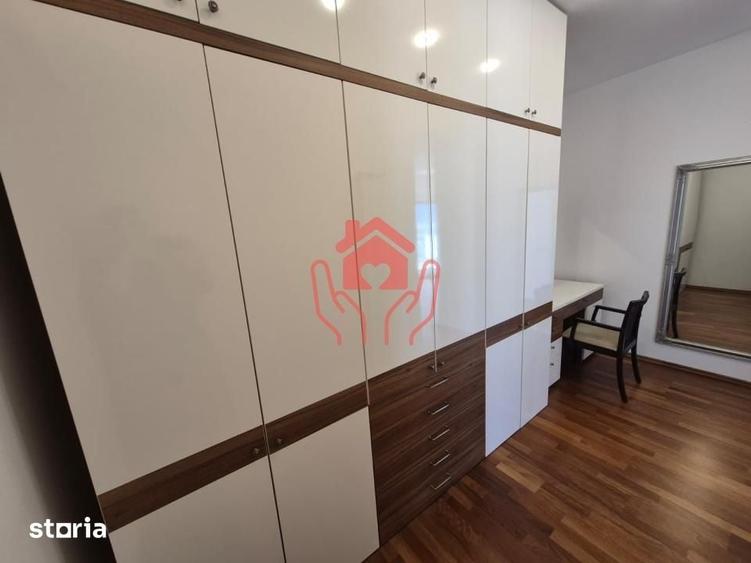Apartament cu 4 camere decomandat în Est