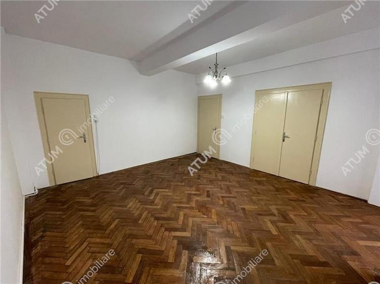Apartament cu 4 camere decomandat în Central