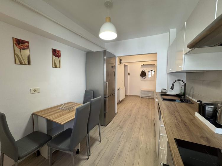Apartament cu 3 camere decomandat, mobilat în