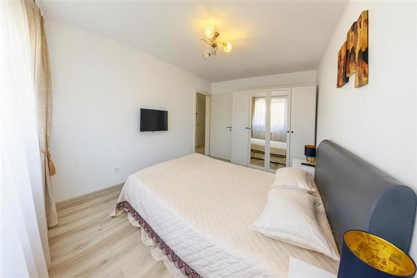 Apartament cu 2 camere decomandat, mobilat în Tractorul